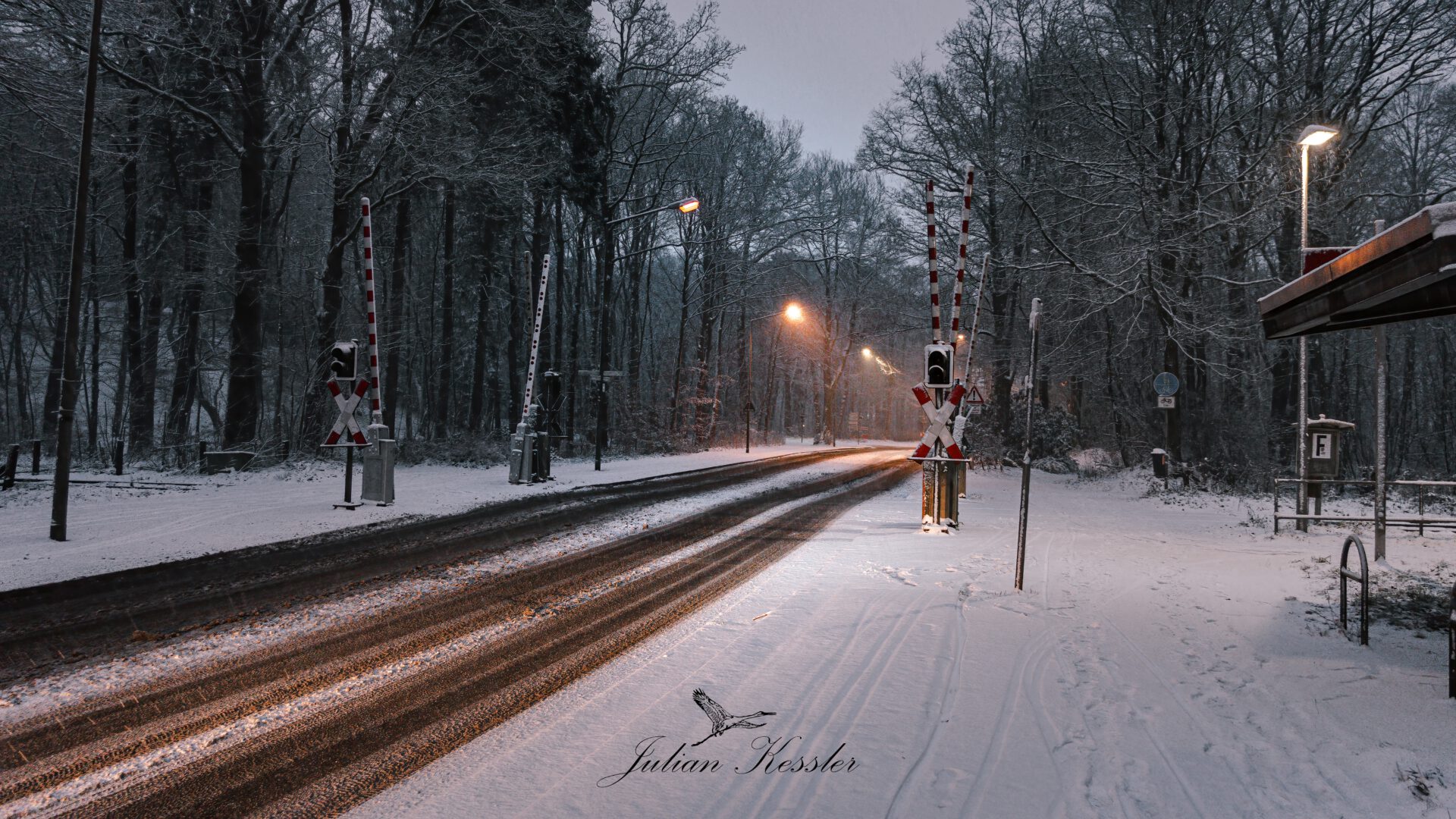 Bahnübergang im Schnee